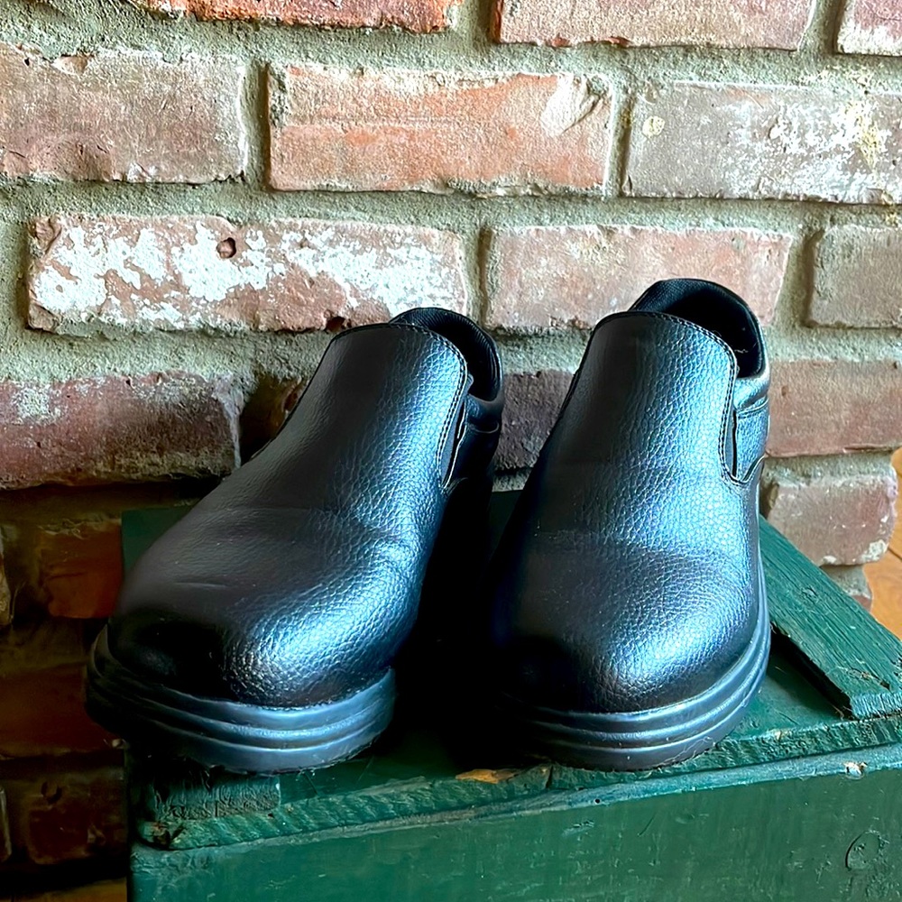 Deer Stags size 9.5 wide Mens Black Leather Slip on Dress Shoes.